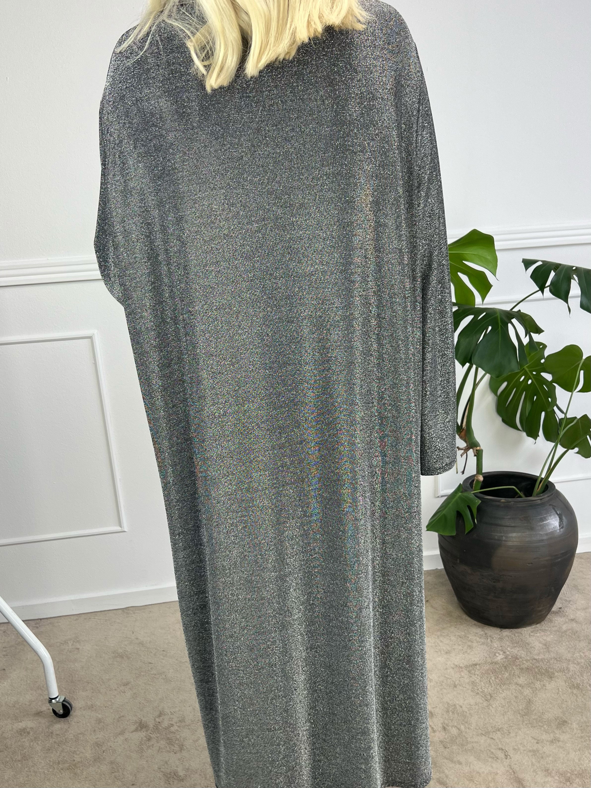 Damaris - Lang kjole i løs pasform med glimmertråde